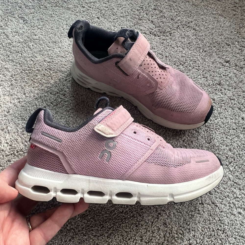 On Cloud Play Girls Size 1 Pink White Athletic Running Walking Shoes Sneakers